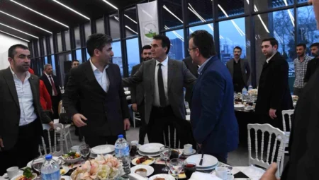 Cumhur İttifakı Osmangazi Belediye Başkanı Mustafa Dündar, MHP Osmangazi İlçe Teşkilatı ile İftar Yemeğinde Buluştu