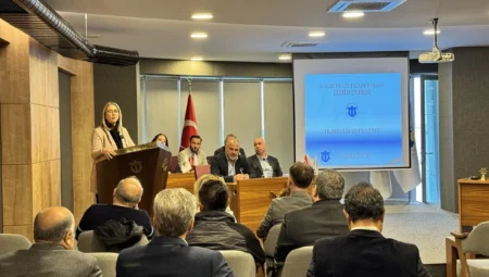 Cumhur İttifakı Konak Belediye Başkan adayı Ceyda Bölünmez Çankırı, DTO İzmir Şubesi üyelerine projelerini anlattı