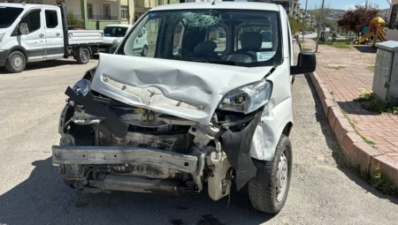 Elazığ’da hafif ticari araç ile otomobilin çarpışması sonucu 7 kişi yaralandı