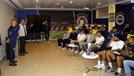 Fenerbahçe Başkanı Ali Koç ve yönetim kurulu futbol takımıyla bir araya geldi