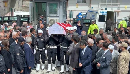İstanbul’da trafik kazasında hayatını kaybeden polis memuru Sarıkamış’ta son yolculuğuna uğurlandı