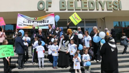 Of ilçesinde Özel Dayıoğlu Özel Eğitim Rehabilitasyon Merkezi tarafından farkındalık yürüyüşü düzenlendi